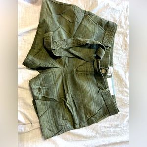 Military green shorts with belt